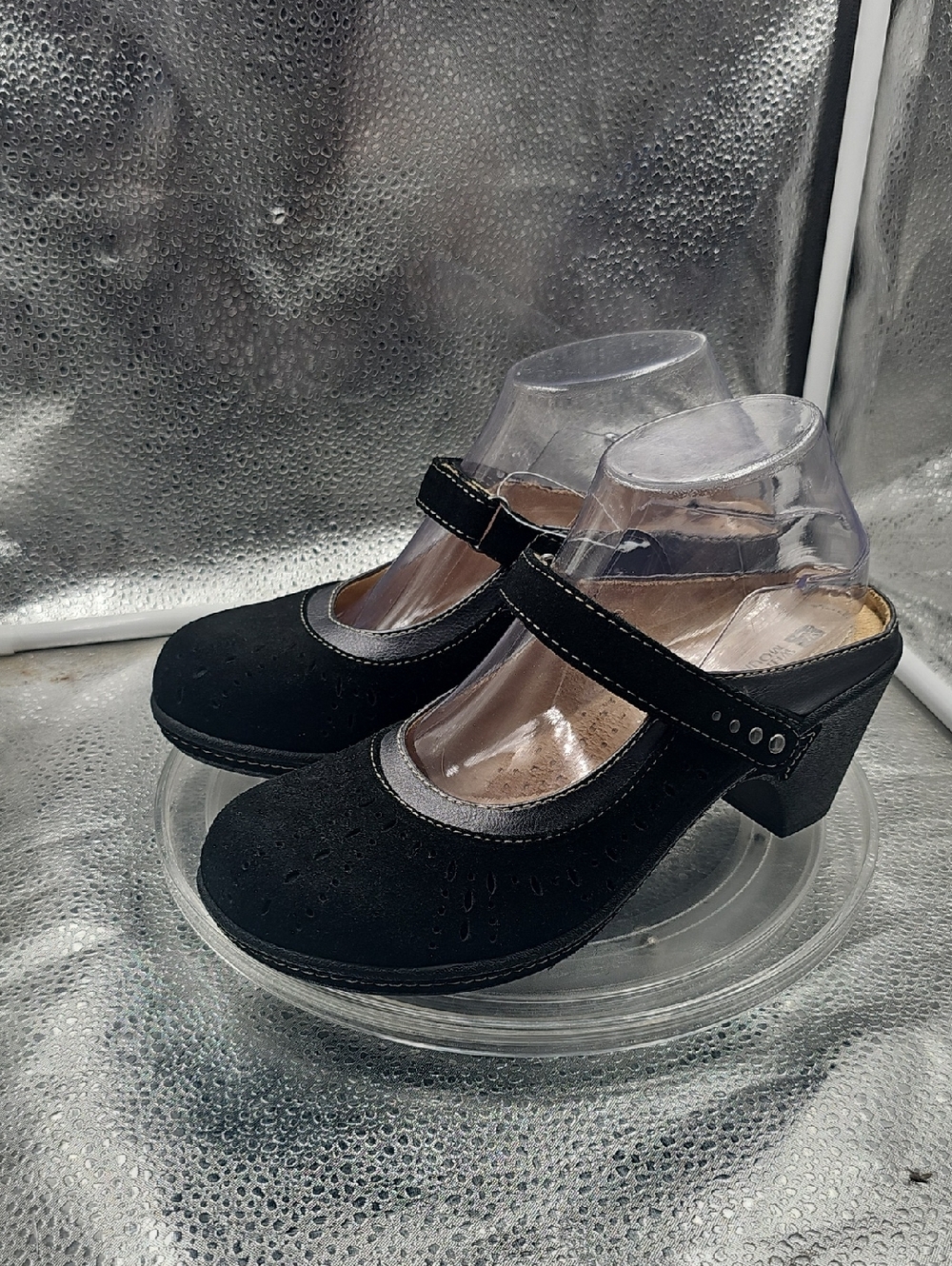 W Black White Mountian Clogs
